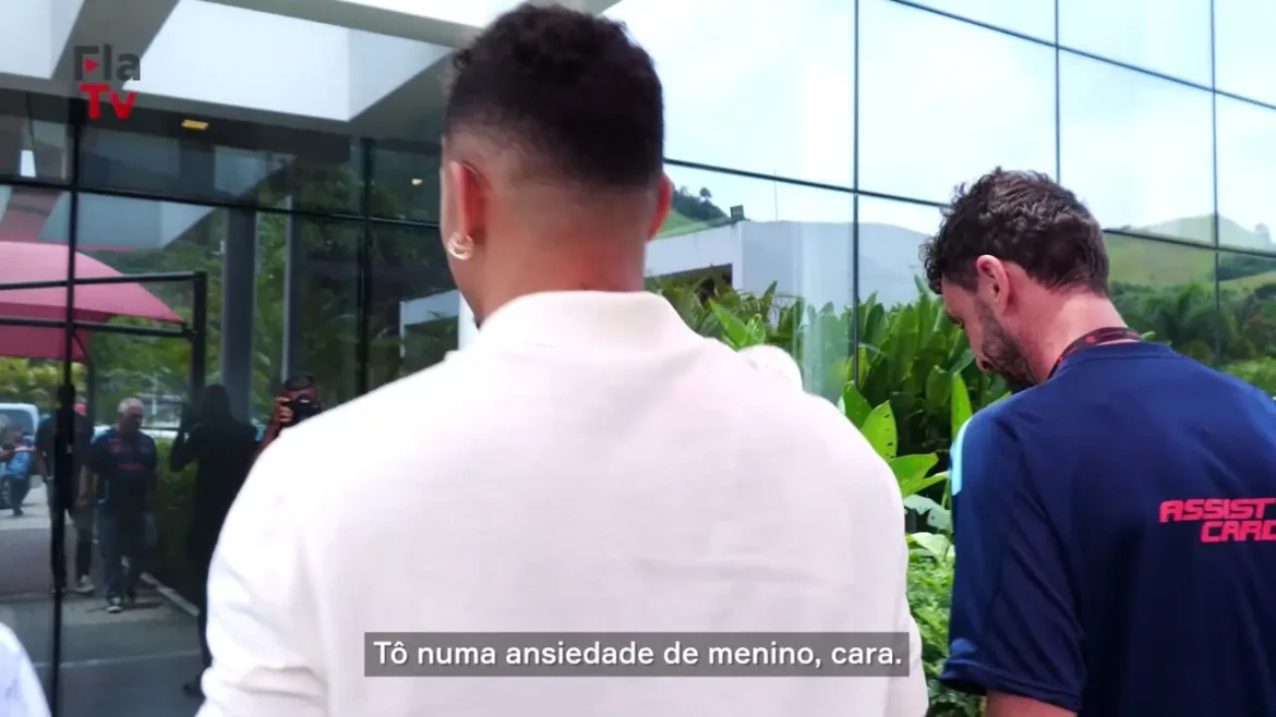 Danilo chega ao Ninho do Urubu: ‘Arrepiado’