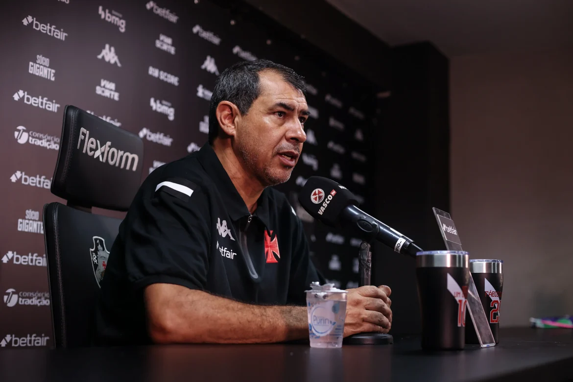 Carille comenta ‘briga’ no meio-campo e elogia equilíbrio do Vasco