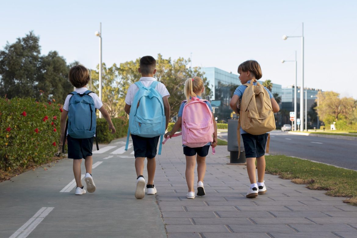 Guia de volta às aulas: calcule o peso ideal da mochila do seu filho e os modelos que sobrecarregam menos o corpo