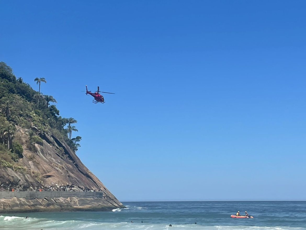 Helicópteros, drones, mergulhadores: buscas por homem que desapareceu na Praia do Leme ao salvar afogada continuam