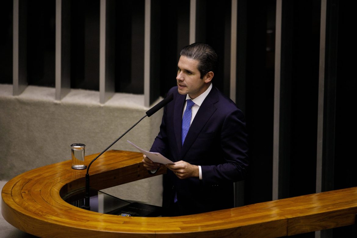 Hugo Motta critica sigilo de 100 anos, cobra transparência a todos os Poderes e diz que reagirá a interferências