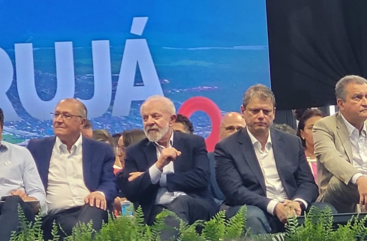 Lula sugere parceria com Tarcísio para 'acabar com palafitas' no litoral de SP