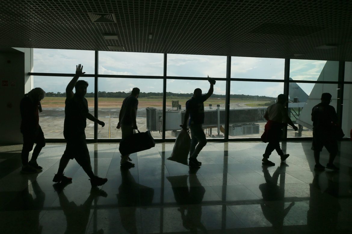 Escala em Porto Rico atrasa e adia chegada de voo dos EUA com deportados brasileiros