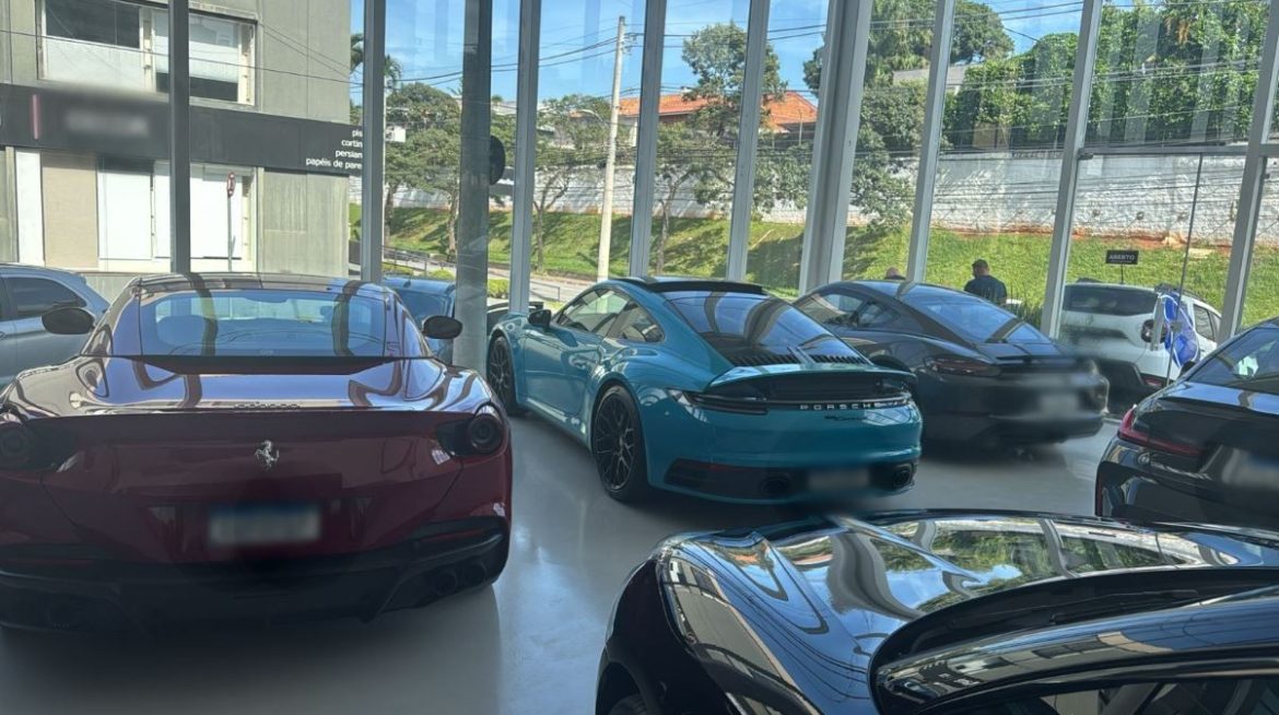 Polícia apreende mais de 30 carros de luxo em operação contra estelionato e lavagem de dinheiro; veja imagens