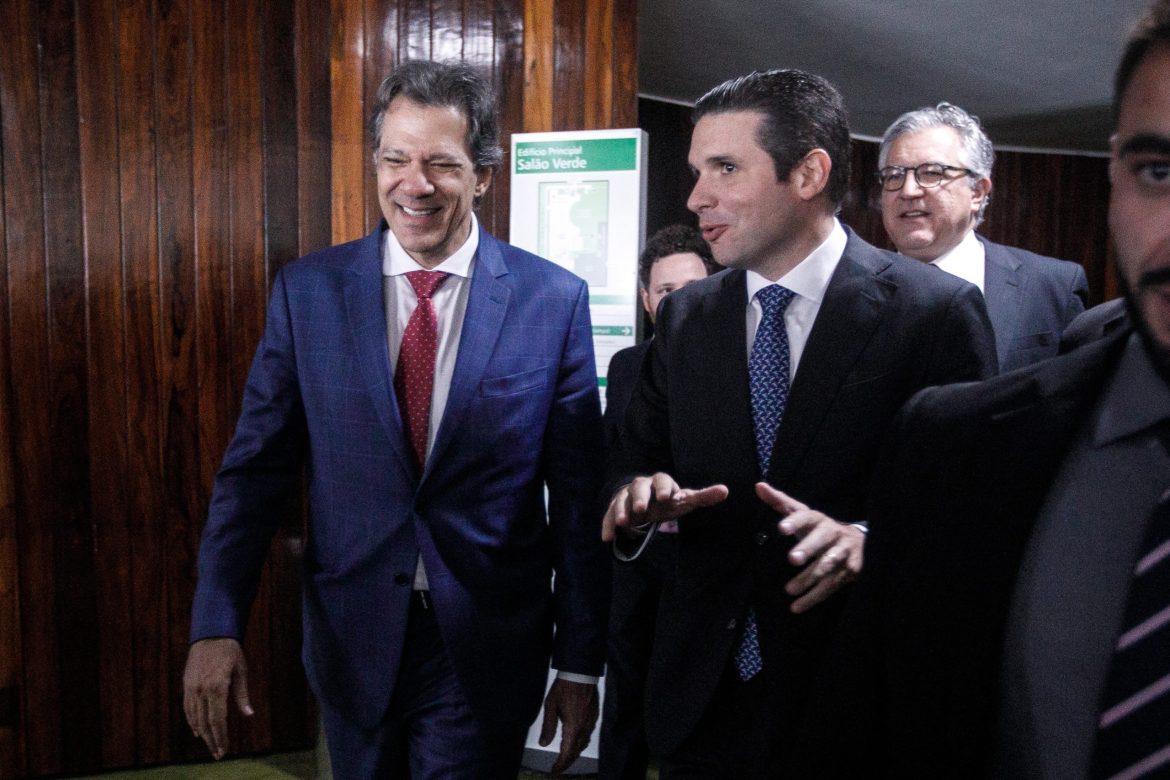 Haddad apresenta prioridades ao Congresso com regulamentação das big techs, isenção de IR e limite a supersalários; veja a lista