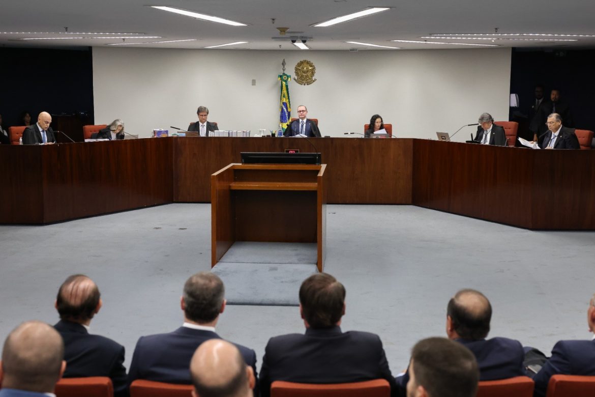 Advogados usam delação de Mauro Cid de forma contraditória