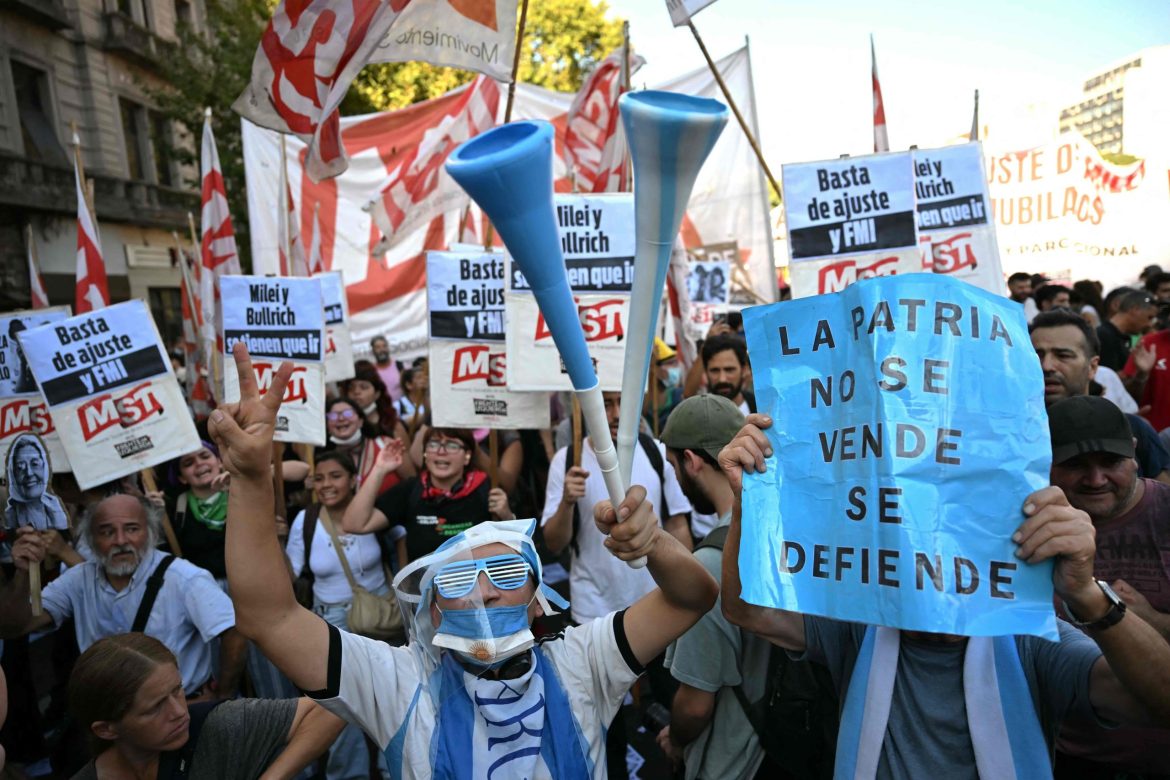Protesto de aposentados contra Milei amplia desgaste nas ruas, mas governo da Argentina tem sinal verde para acordo com FMI