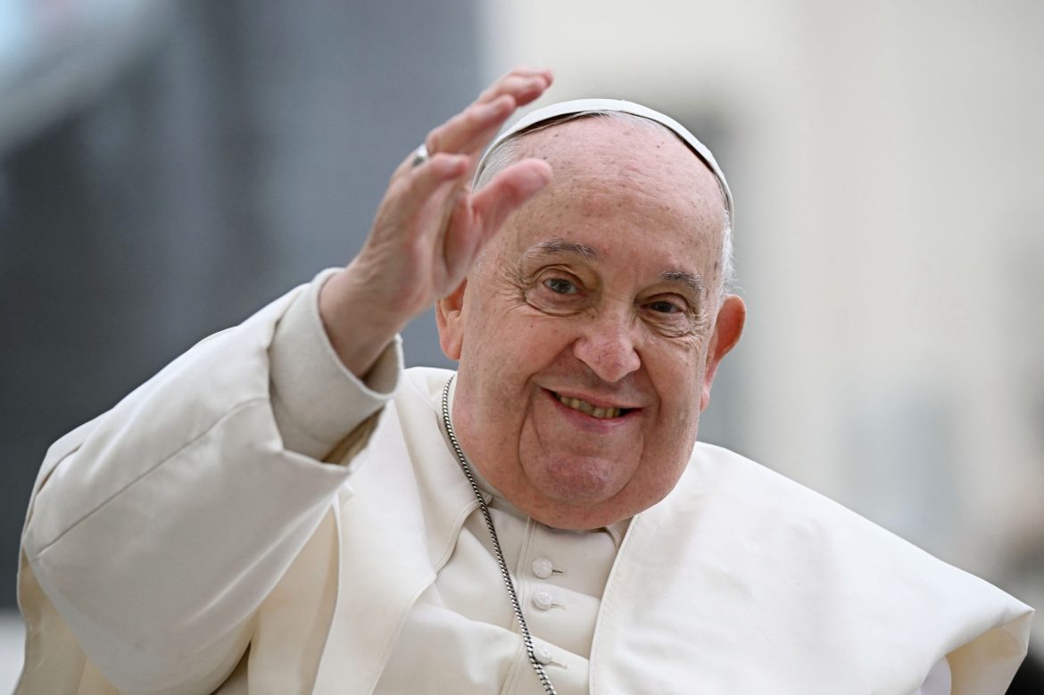 Papa Francisco completa 12 anos no cargo com direito a bolo no hospital, mas futuro permanece incerto