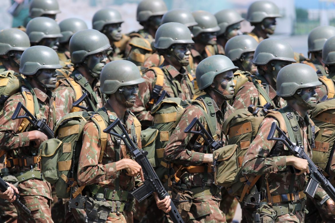 Governo reajusta salários de militares; veja novos valores