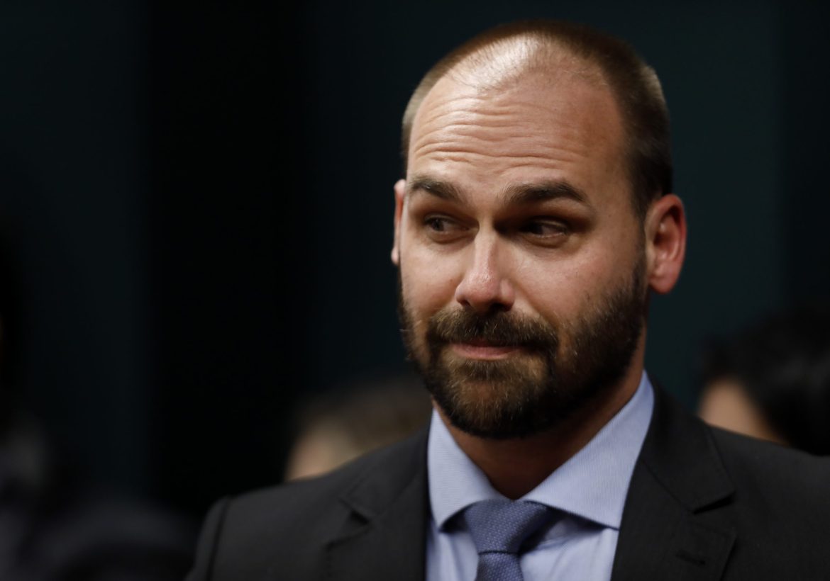 O entra e sai do gabinete de Eduardo Bolsonaro