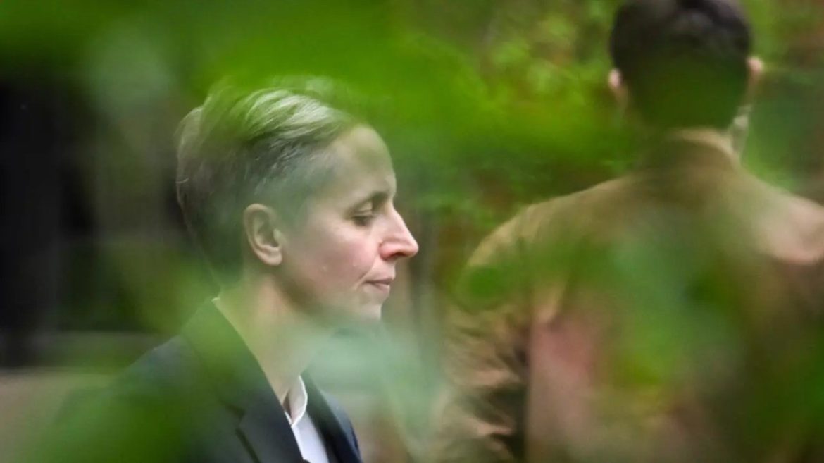 Universidade britânica é multada em R$ 4,3 milhões por tratamento dado a professora acusada de transfobia; entenda