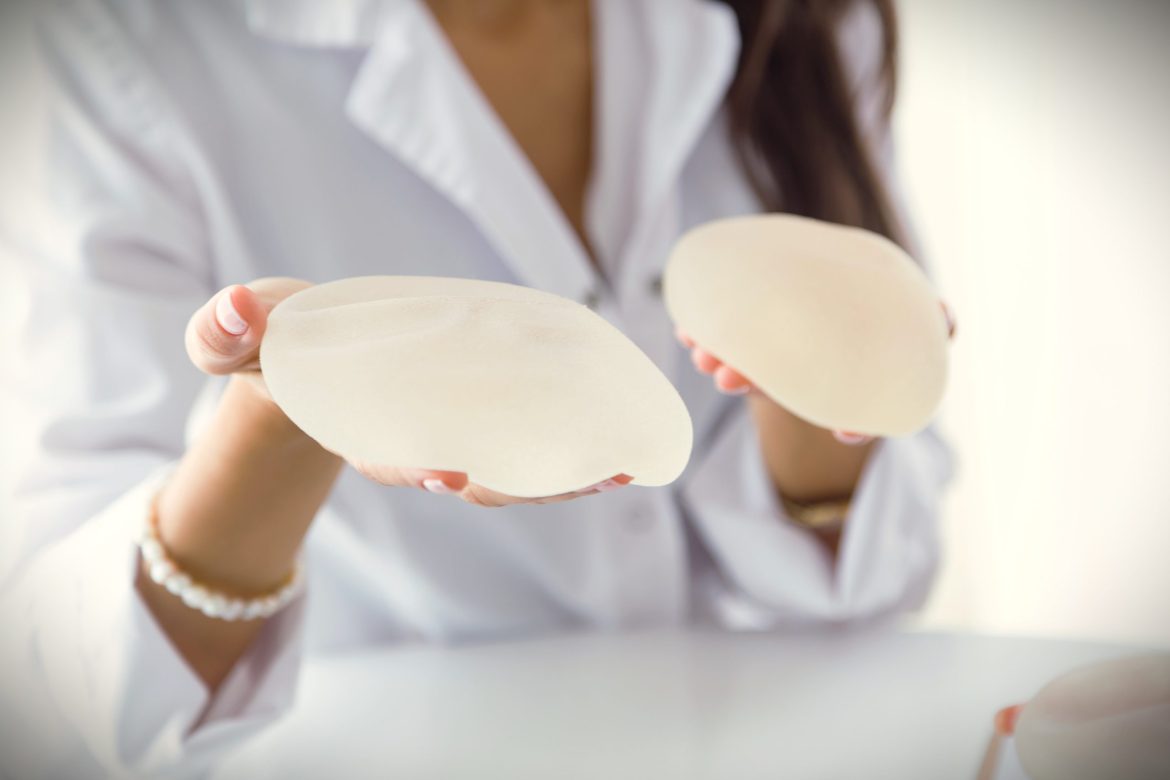 Mulher é suspeita de fugir sem pagar após colocar silicone e fazer lipoaspiração em hospital de BH