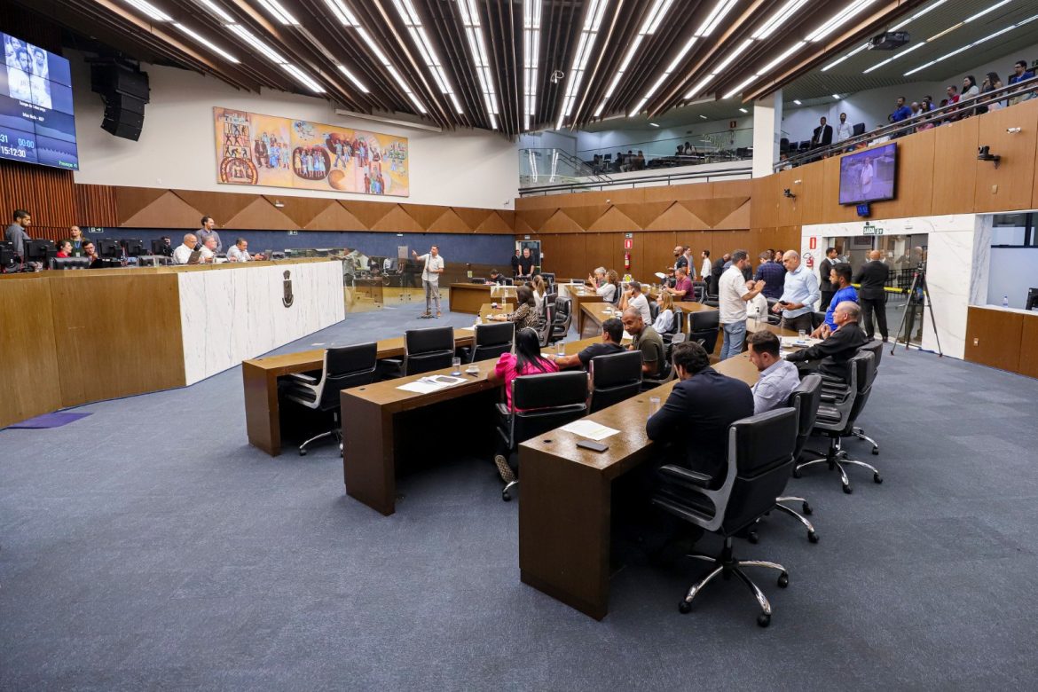 Câmara de BH aprova vale-alimentação de R$ 2,4 mil, um dos maiores do Brasil, e inclui vereadores entre beneficiados