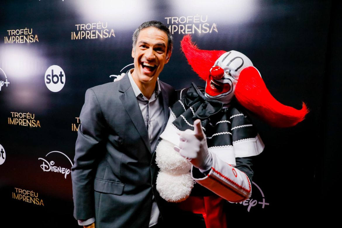 Mateus Solano grava o 'Troféu Imprensa' no SBT