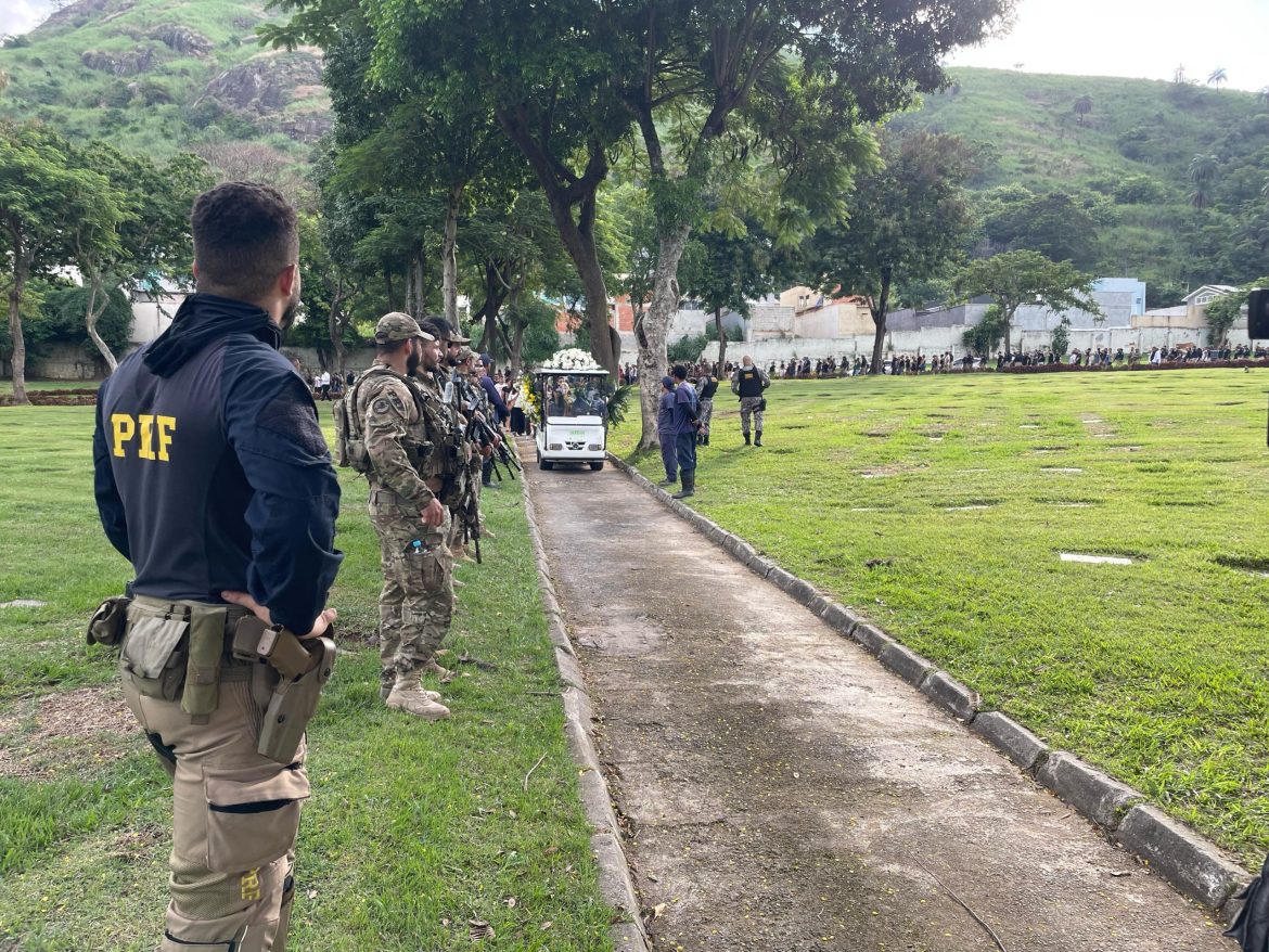 ‘O filho dele parece não querer acreditar’, diz tio durante enterro de agentes mortos na Avenida Brasil