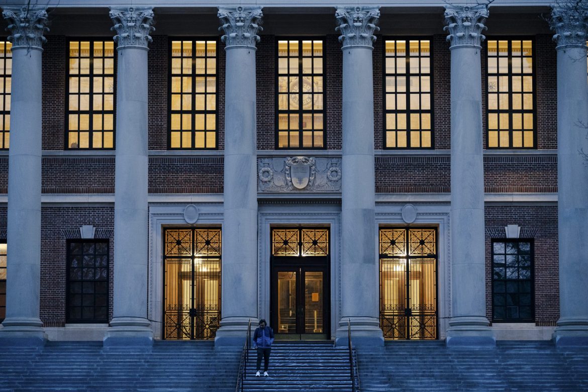 Análise: Disputa com Trump coloca Harvard no centro de guerra "anti-woke" lançada pela Casa Branca