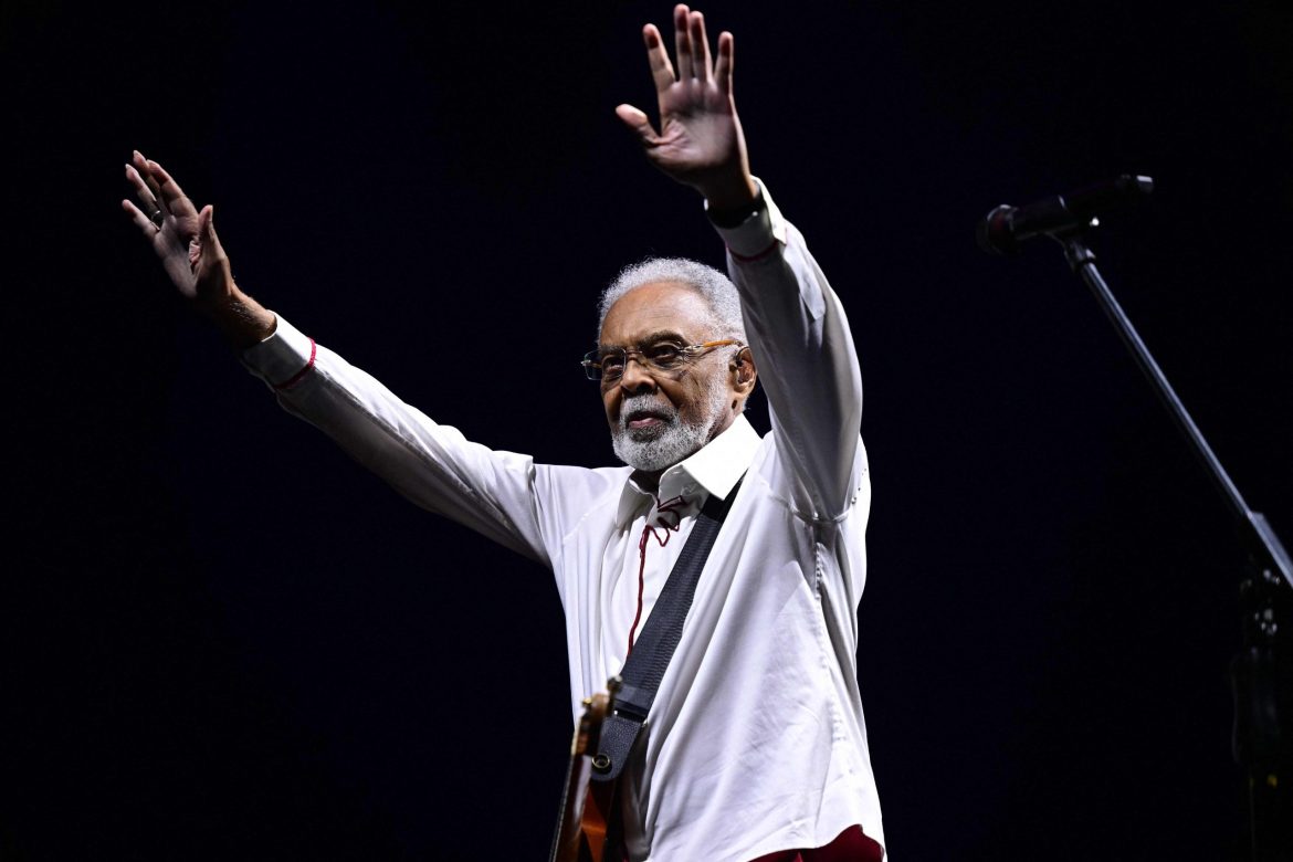 Após shows em São Paulo, Gilberto Gil é ovacionado em voo de retorno ao Rio