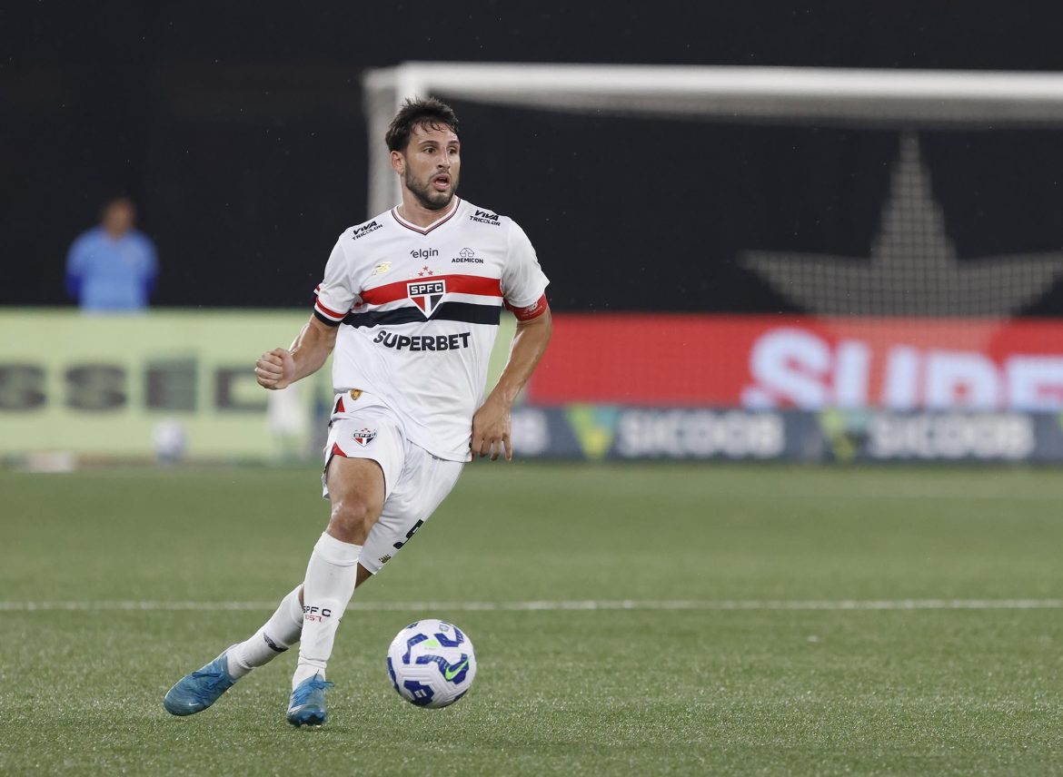 Calleri, do São Paulo, rompe ligamento do joelho esquerdo e será submetido a cirurgia