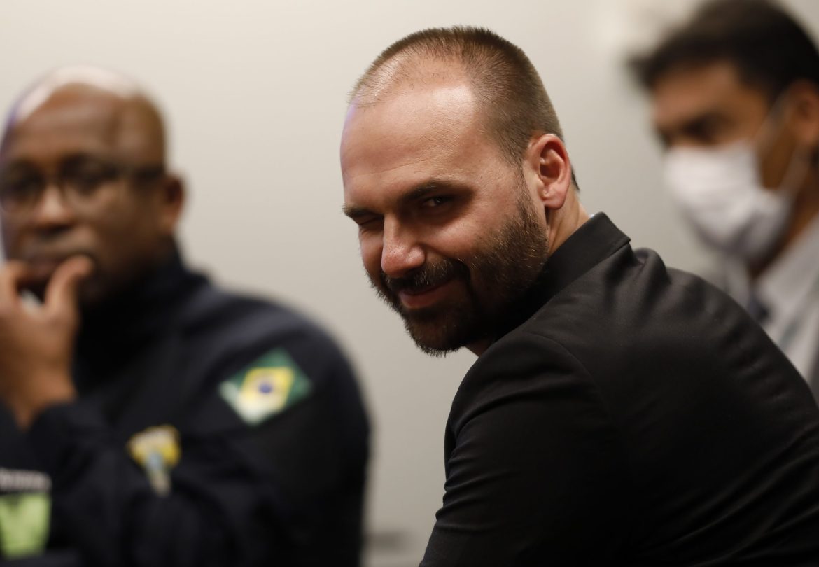 Estadia nos EUA pode 'livrar' Eduardo Bolsonaro de processo no STF