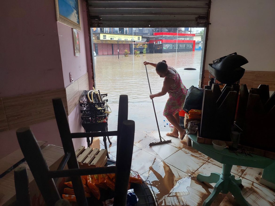 Baixada Fluminense sofre com chuvas fortes e moradores contabilizam estragos: 'Perdi tudo'