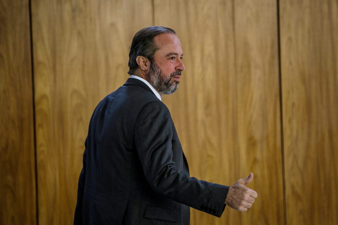 Governo quer cortar subsídio de energia solar e eólica para ampliar tarifa social a 60 milhões de pessoas