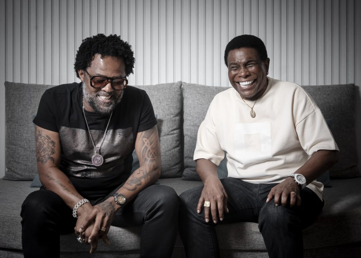 Neguinho da Beija-Flor lança disco com Xande de Pilares e diz que recebe mais convites após aposentadoria: 'Achavam que eu pertencia à escola'