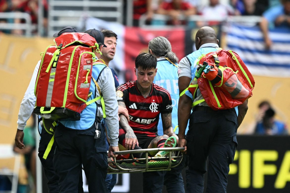 Pulgar sai direto de Flamengo x Bayern para hospital; volante tem suspeita de fratura no pé direito