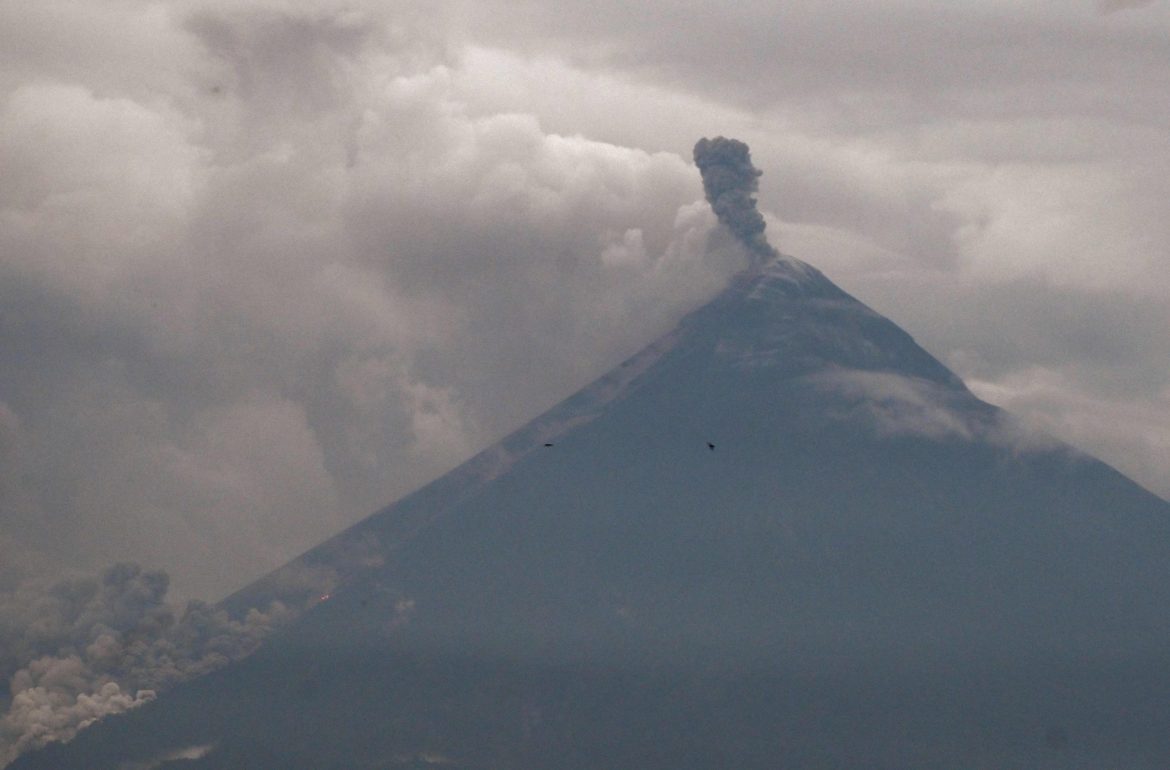 Erupção de vulcão mais ativo da América Central causa evacuação de centenas de pessoas na Guatemala