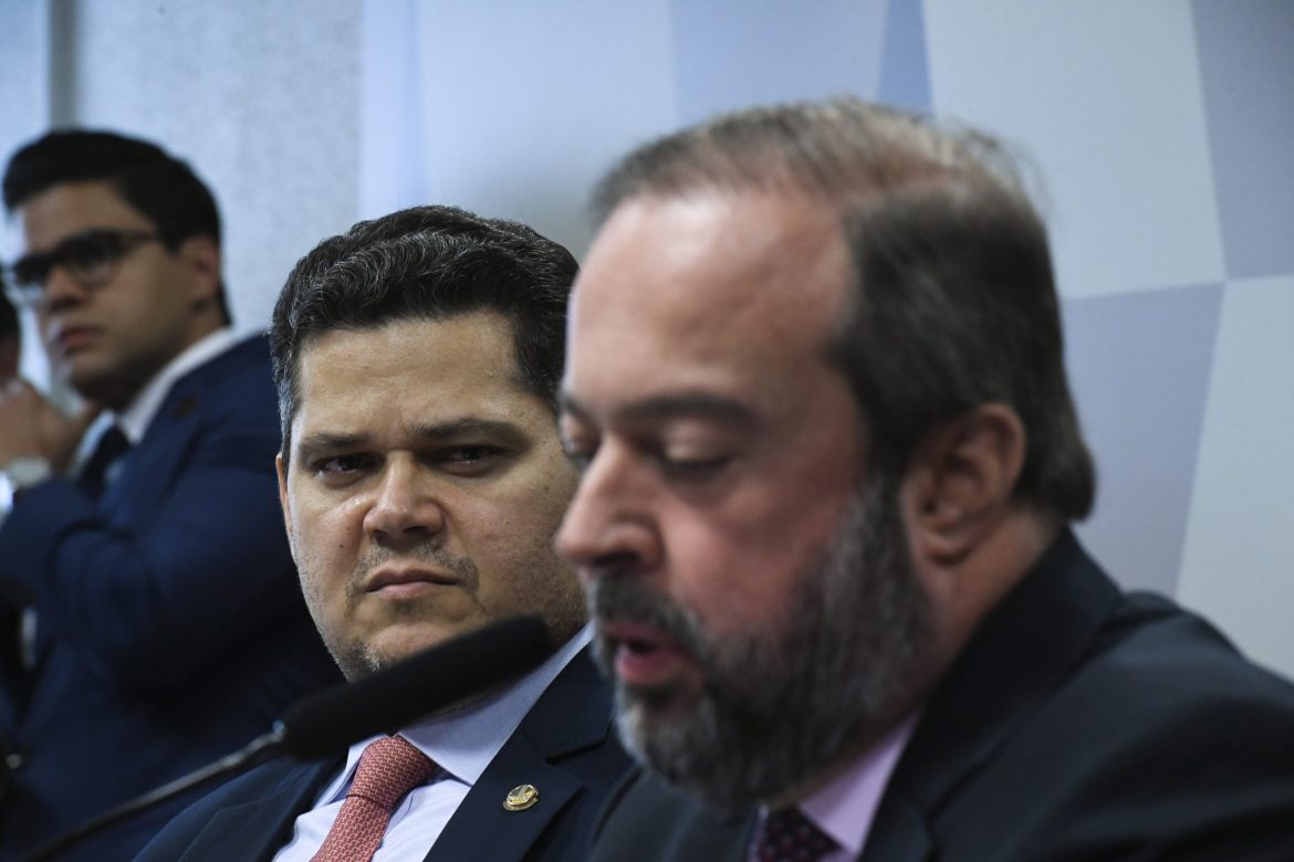 Entorno de Alexandre Silveira desdenha da pressão de Alcolumbre pela demissão do ministro