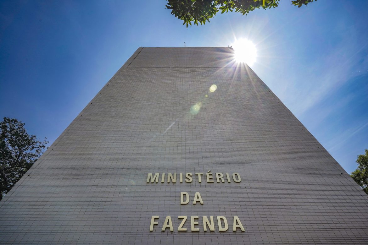 Ministério da Fazenda proíbe passagem na executiva para servidores da pasta em voos internacionais