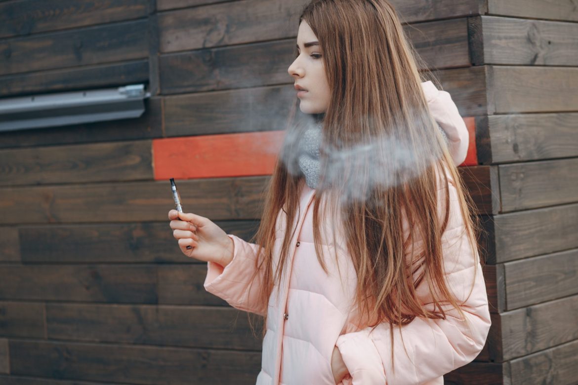 Vape: mulheres consomem mais, os amigos são a principal influência — novo estudo mostra o perfil do usuário adolescente