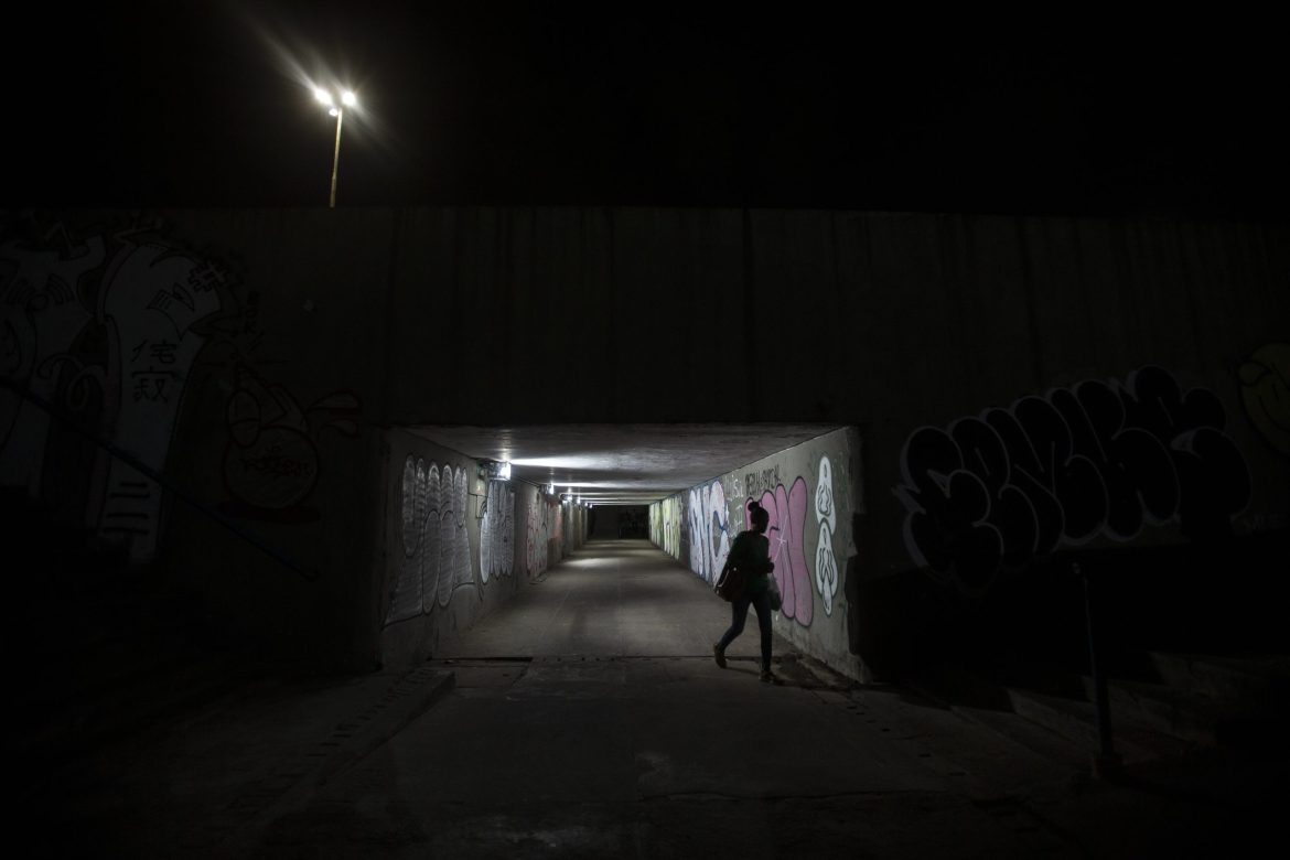 Saídas de shoppings, Enseada de Botafogo e passagens subterrâneas: saiba onde ocorrem os assaltos a pedestres na Zona Sul