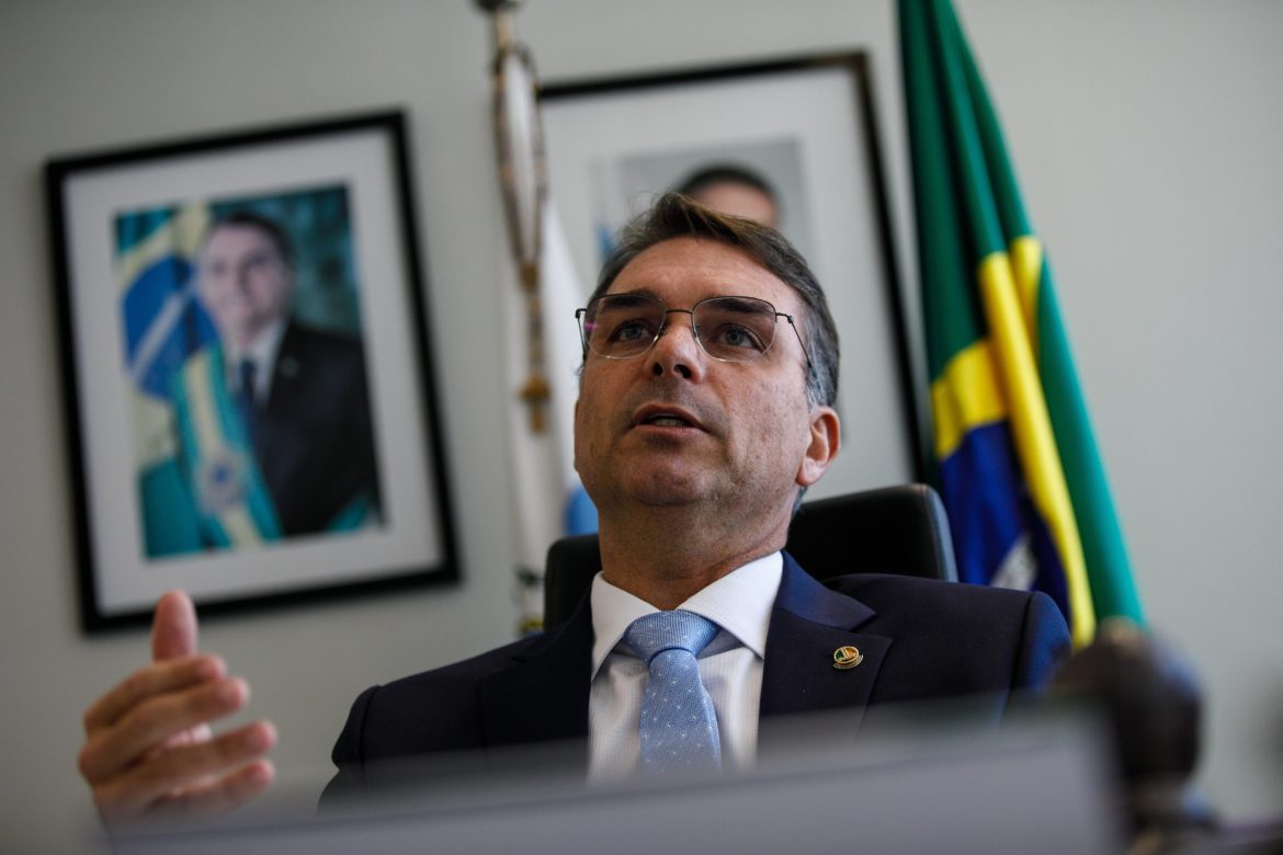 Prisão de Bolsonaro: Flávio diz ser cedo para definir Tarcísio como nome para 2026 e que atuação de Michelle é com as mulheres
