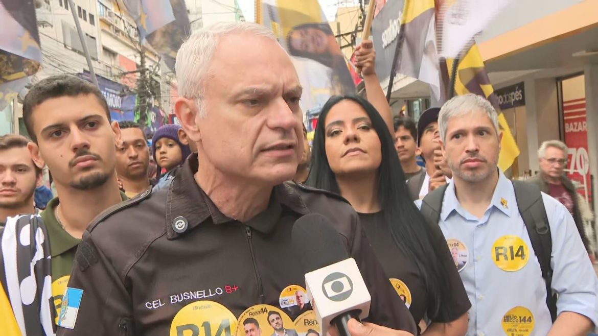 Candidato Busnello caminha com apoiadores pelo Calçadão de Alcântara, em São Gonçalo, durante agenda de campanha