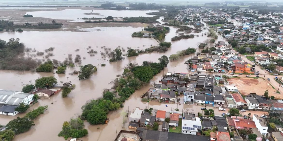 Pessoa em ambiente acadêmico consultando gráficos e documentos relacionados a estudos econômicos e clima