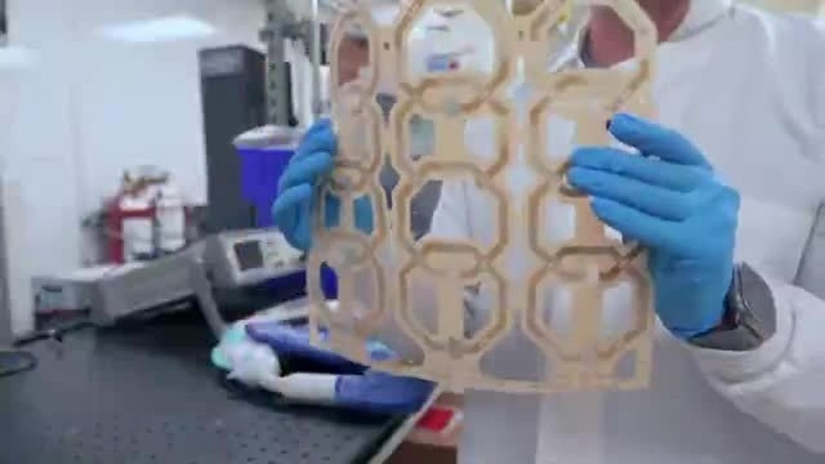 Sensor eletrônico desenvolvido em laboratório, semelhante ao usado em exames de ressonância magnética infantil